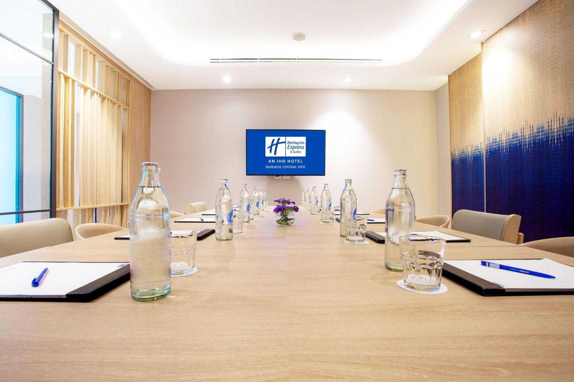 Holiday Inn Express & Suites Bangkok Central Pier By Ihg Ngoại thất bức ảnh